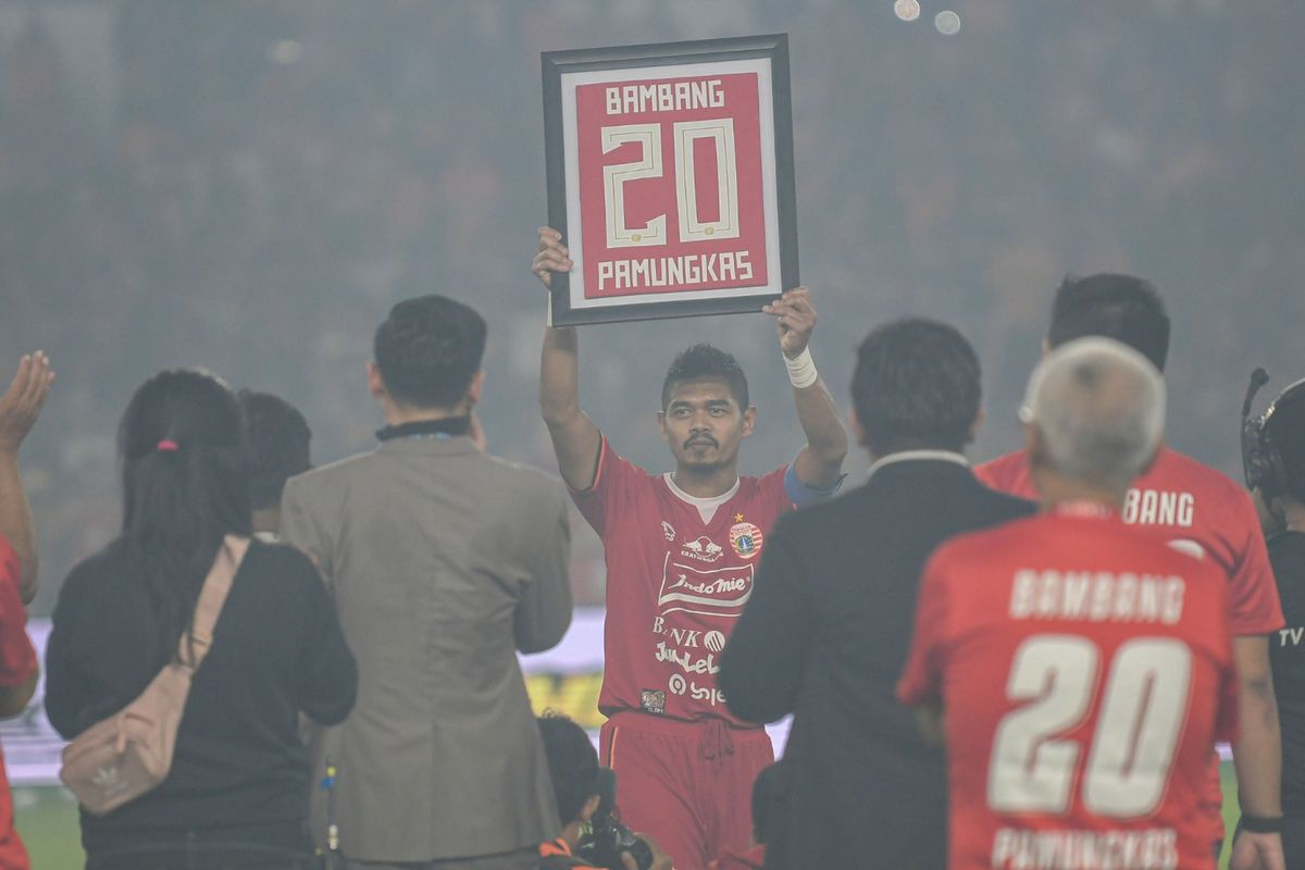 Pesepak bola Persija Jakarta Bambang Pamungkas (tengah) mengangkat kostum miliknya yang dibingkai usai melawan Persebaya Surabaya dalam lanjutan Liga 1 di Stadion Utama Gelora Bung Karno (GBK), Jakarta, Selasa (17/12/2019). Dalam laga tersebut Bambang Pamungkas mengakhiri karirnya di sepak bola sebagai pemain. ANTARA FOTO/M Risyal Hidayat/pras.