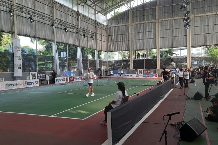Turnamen Olahraga Selebriti episode terakhir kembali digelar hari ini, Sabtu (29/7/2023) di Gelanggang Olahraga UNJ, Rawamangun, Jakarta Timur. Randy Pangalila dan Rezky Aditya bertemu di laga pamungkas cabang olahraga tenis lantai putra.