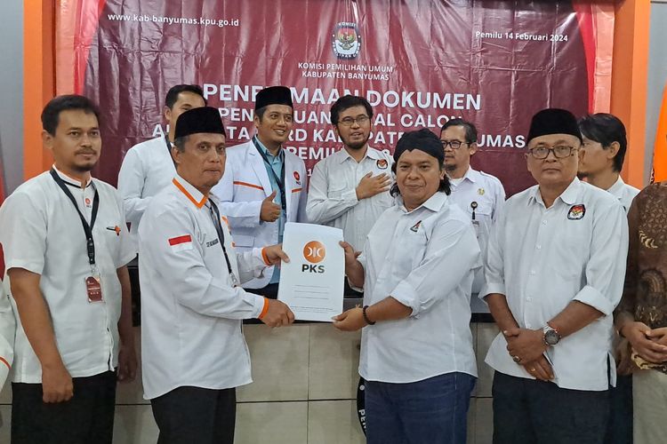 PKS mendaftarkan bacaleg ke KPU Banyumas, Jawa Tengah, Senin (8/5/2023).