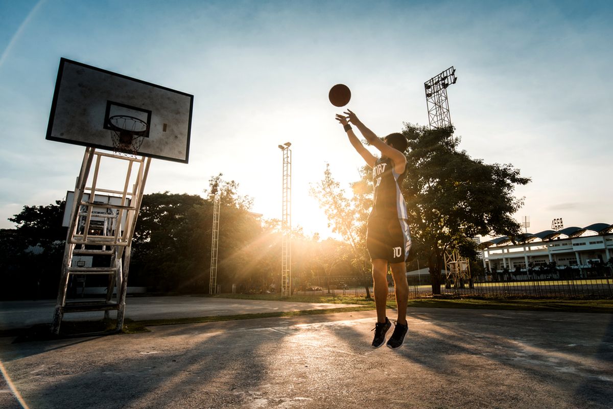 Ilustrasi bermain basket