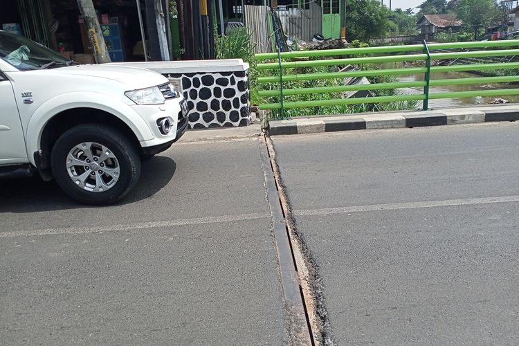 Jembatan Cisangkuy di Kecamatan Banjaran yang baru berusia satu bulan dan menghabiskan anggaran Rp 980 juta dikabarkan retak dan mengalami kerusakan, isu tersebut ramai di media sosial, namun faktanya isu yang menggerakkan warga Kabupaten Bandung tersebut tidak benar.