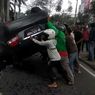 Mobil Sedan Terbalik usai Tabrak Pikap hingga Menyeret 2 Motor