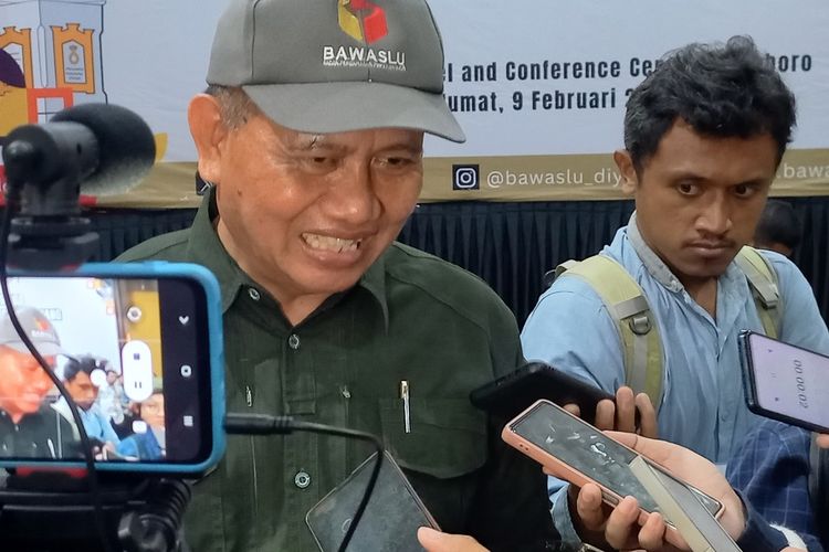 Ketua Bawaslu DIY, Mohammad Najib saat ditemui di Kota Yogyakarta setelah acara apel siaga pengawasan masa tenang pemilu 2024, Jumat (9/2/2024)