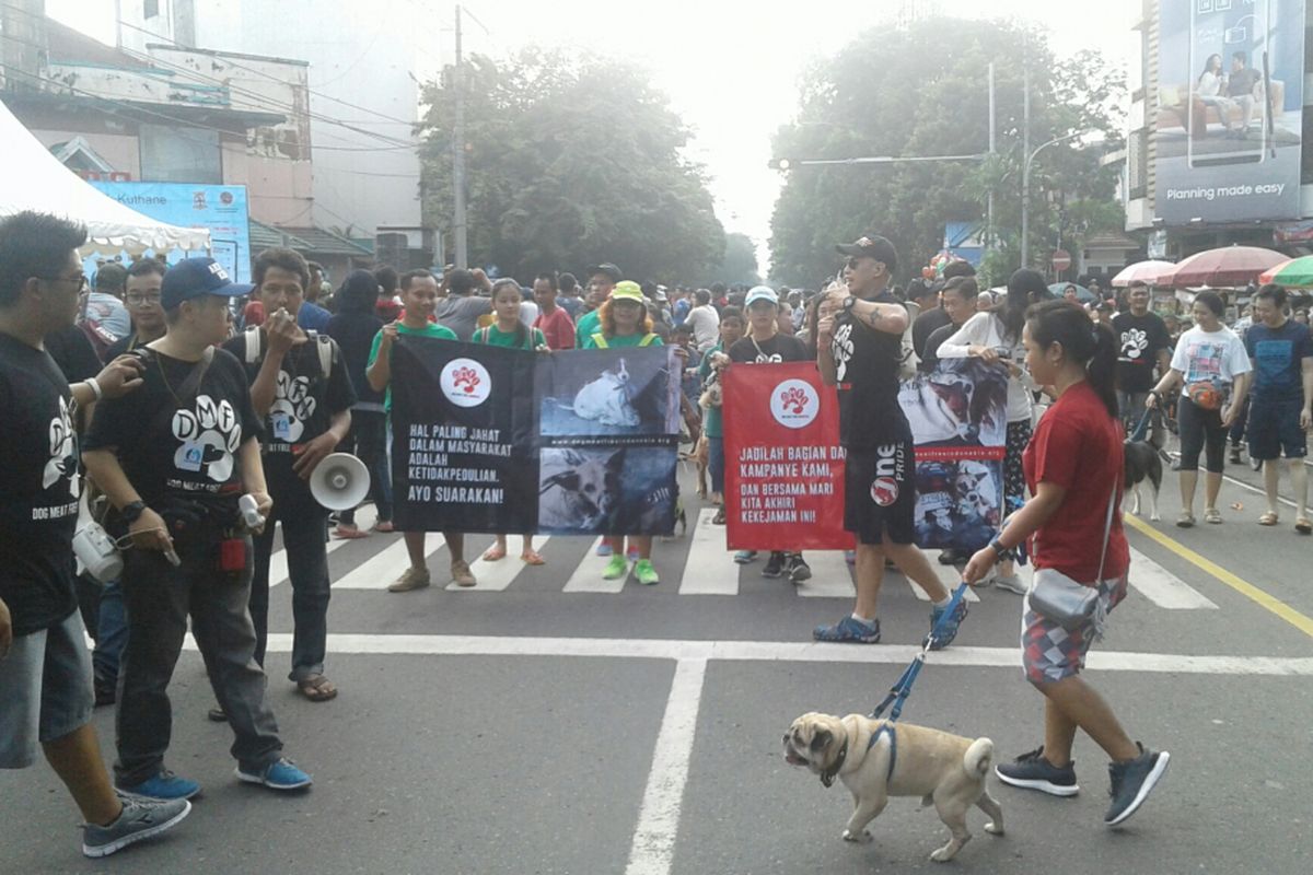 Koalisi Dog Meat-Free Indonesia (DMFI) bersama sahabat anjing Surakarta melakukan kampanye melawan bisnis perdagangan daging anjing di car free day (CFD) di Jalan Slamet Riyadi Solo, Jawa Tengah, Minggu (25/2/2018).