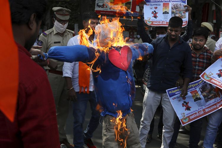 Aktivis sayap kanan India Bajrang Dal membakar patung yang melambangkan Hari Valentine selama protes di Hyderabad, India, Sabtu, 12 Februari 2022.