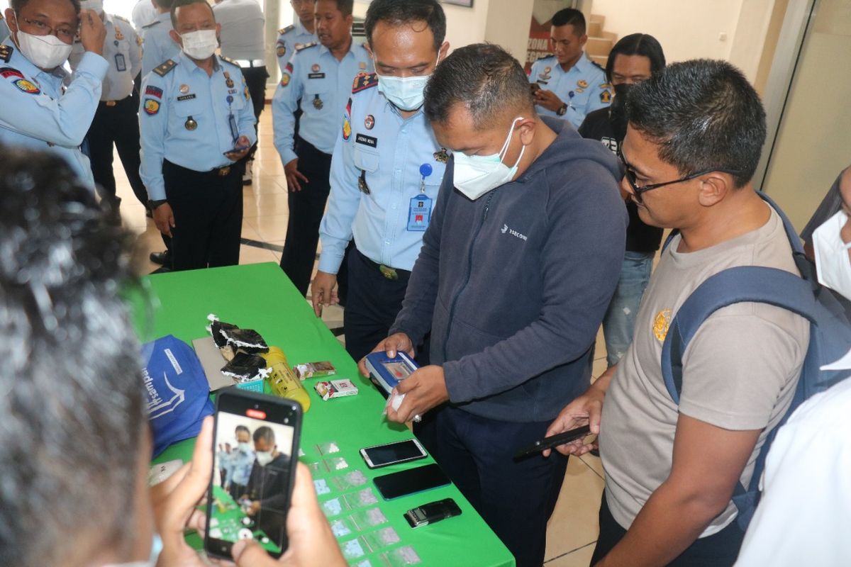BARANG BUKTI—Tim Lapas Pemuda Kelas II A Madiun menggelar barang bukti narkoba yang berhasil digagalkan saat hendak diselundupkan kedalam lapas.