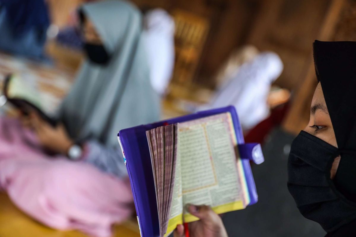 Santri putri mengaji di Pondok Pesantren An Nuqthah, Kota Tangerang, Banten, Kamis (18/6/2020). Pondok pesantren An Nuqthah kembali melaksanakan aktivitas setelah libur panjang akibat COVID-19 dengan menerapkan protokol kesehatan dan pengecekan kesehatan bagi santri yang baru tiba.