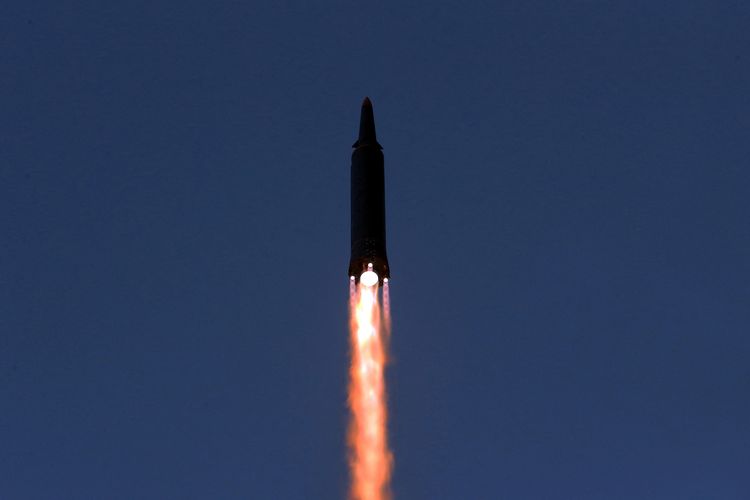 Sebuah rudal diluncurkan selama apa yang dilaporkan media pemerintah Korea Utara sebagai uji coba rudal hipersonik di lokasi yang dirahasiakan di Korea Utara pada Selasa (11/1/2022).  Foto ini dirilis pada Rabu (12/1/2022) oleh Kantor Berita Pusat Korea (KCNA) Korea Utara. 