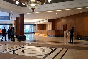Penampakan Terkini di Dalam Hotel Sultan: Lantai Marmer Ditutup Triplek, Barang Terus Diangkut