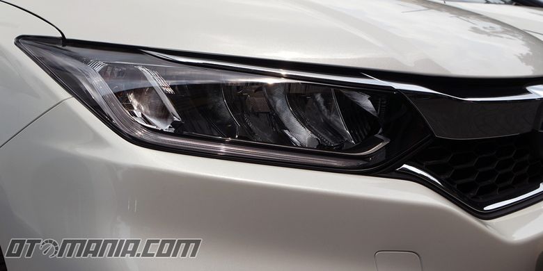 Honda City 2017 menggunalan LED pada lampu depan dan DRL.