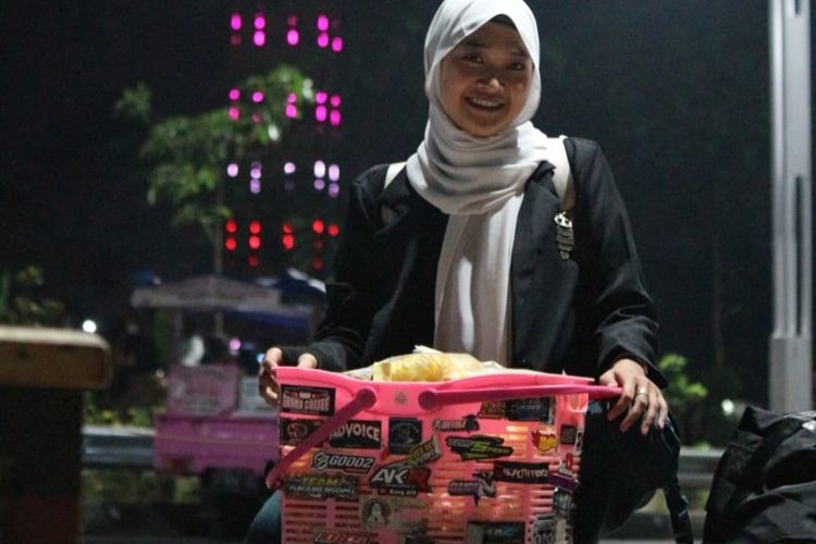 Risma Anjani (21) berjualan sriping keliling di sekitar Menara Teratai Purwokerto, Kabupaten Banyumas, Jawa Tengah.