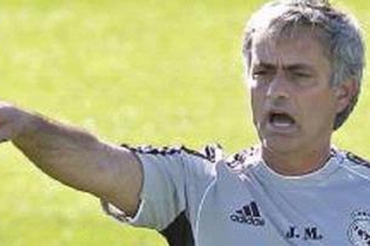 Jose Mourinho (Real Madrid) memimpin latihan pertama timnya di Valdebebas, Senin (16/7/2012).