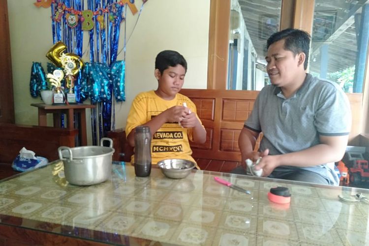 Atana Tanamal Afkar, siswa kelas VI SDN 1 Puguh, Kendal, Jawa Tengah, membuat pembersih tangan (hand sanitizer) alami bersama ayahnya. Ia mengaku senang bisa praktik di rumah bersama orangtuanya.