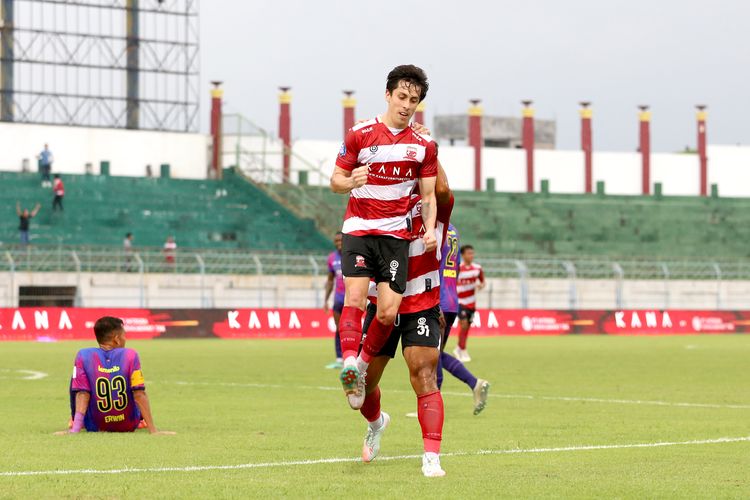 Pemain asing Madura United Francisco Rivera selebrasi seusai menjebol gawang RANS Nusantara FC saat laga pekan ke-24 Liga 1 2023-2024 yang berakhir dengan skor 2-2 di Stadion Gelora Bangkalan Madura, Selasa (6/2/2024) sore.
