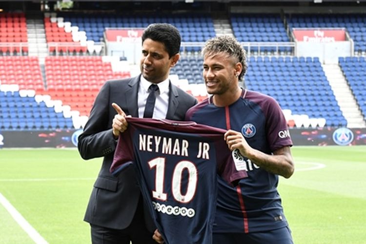 Bintang Brasil, Neymar (kanan), didampingi presiden Paris Saint Germain (PSG), Nasser Al-Khelaifi, dalam sesi perkenalan pemain 25 tahun itu di Stadion Parc des Princes, Jumat (4/8/2017). Neymar bergabung dengan kontrak lima tahun setelah PSG menebus klausul pelepasan kontraknya senilai 222 juta euro (sekitar Rp 3,4 triliun), yang menjadikannya pemain termahal di dunia.