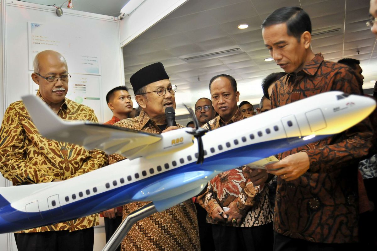 FOTO DOKUMENTASI. Presiden Joko Widodo (kanan) mendengarkan penjelasan dari Presiden ke-3 RI BJ Habibie (kedua kiri) mengenai industri penerbangan didampingi Menteri Riset Teknologi dan Pendidikan Tinggi (Menristekdikti) Mohamad Nasir (kedua kanan) saat mengunjungi stan pameran National Innovation Forum 2015 di Puspiptek, Serpong, Tangerang, Senin (13/4/2015). National Innovation Forum Tahun 2015 yang  diselenggarakan oleh Kementerian Riset, Teknologi, dan Pendidikan Tinggi itu bertujuan untuk mempromosikan hasil-hasil riset dari lembaga litbang dan perguruan tinggi kepada dunia usaha dan masyarakat.