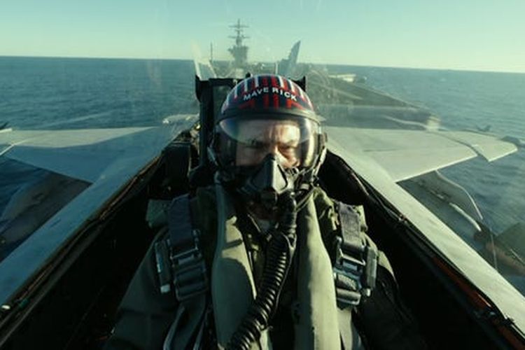 Aksi Tom Cruise menerbangkan pesawat di Top Gun: Maverick