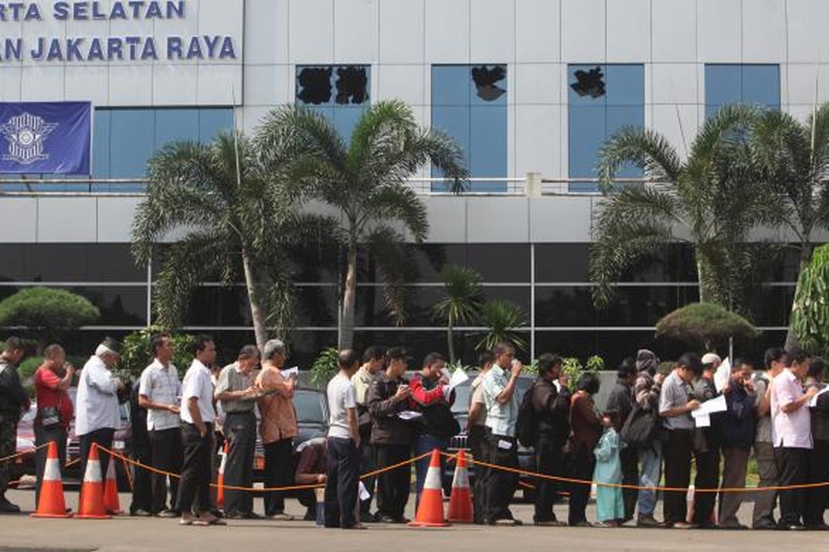 Antrean warga yang hendak mengurus perpanjangan Surat Tanda Nomor Kendaraan di bus pelayanan STNK keliling di Polda Metro Jaya, JAkarta Selatan, Kamis (19/5/2011). Penggunaan bus keliling tersebut dilakukan setelah lantai 3 kantor Samsat Jakarta Selatan di komplek Polda Metro Jaya terbakar. 