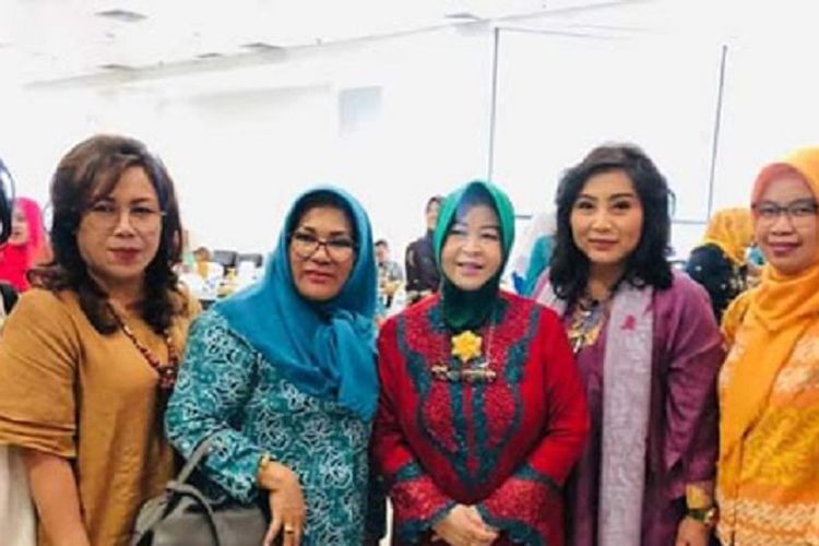 Rita Dondokambey berfoto bersama pengurus pusat TP PKK di kantor Kementerian Dalam Negeri, Jakarta, Selasa (29/1/2019).