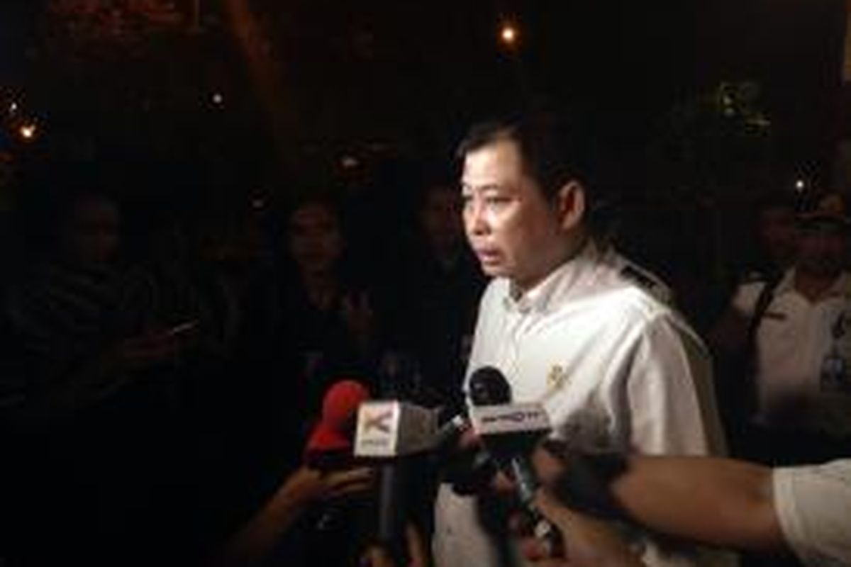 Menteri Perhubungan Ignasius Jonan memberikan keterangan di Terminal 1A Bandara Soekarno-Hatta, Tangerang, terkait penutupan sejumlah bandara akibat erupsi Gunung Raung dan Gunung Gamalama, Kamis (16/7/2015). 