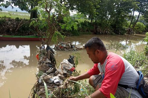 Setelah Banjir, Sungai di Ambarawa Dipenuhi Sampah Plastik