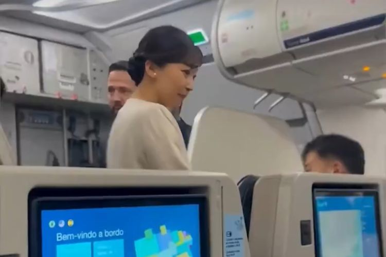 Putri Kako dari Kekaisaran Jepang tertangkap kamera menuju kursi kelas ekonomi dalam sebuah kabin pesawat.