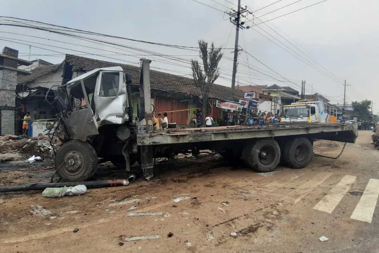Kendaraan trailer yang memicu kendaraan beruntun dan tewaskan tujuh korban di Kabupaten Pasuruan, Minggu (22/12/2019).