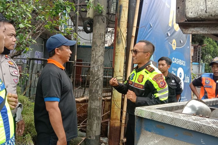 Kanit Gakkum Satlantas Polrestabes Bandung, AKP Arif Saiful Haris tengah melakukan olah TKP di perempatan Jalan Peta, Kota Bandung Jawa Barat, Rabu (28/2/2024). Polisi mengungkap bahwa kabel yang terpasang di tiang PLN tersebut putus karena usang.
