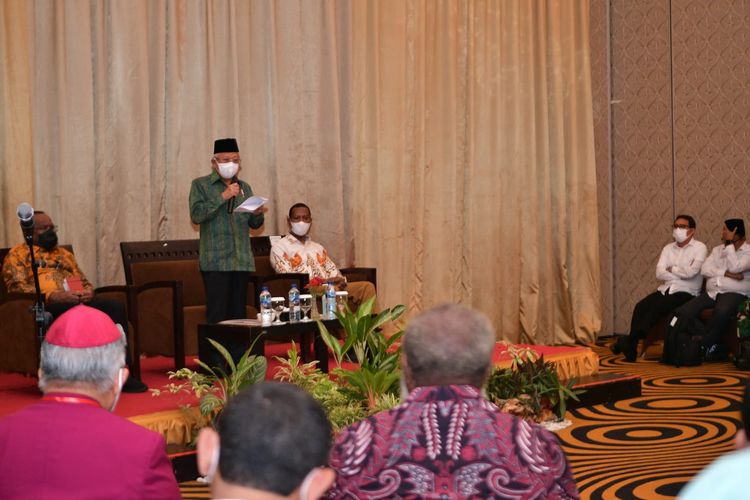 Wakil Presiden Ma'ruf Amin saat bertemu Penjabat Gubernur Papua Selatan Apolo Sapanfo, bupati se-Papua Selatan, dan tokoh masyarakat Papua Selatan di Merauke, Rabu (30/11/2022).