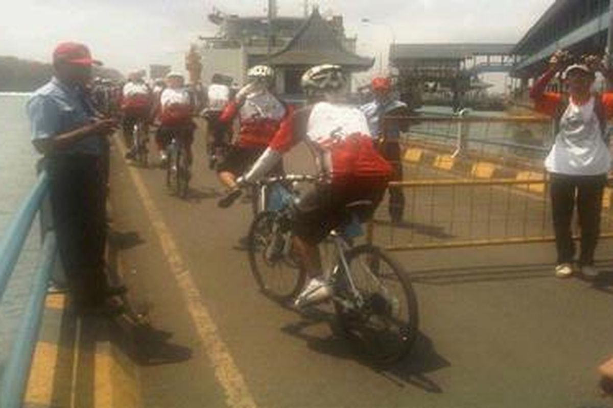 Peserta hendak memasuki kapal.