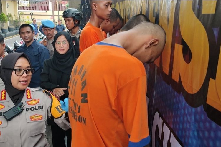 Kapolresta Cirebon Kombes Pol Sumarni bersama jajaran menyampaikan alur tindak pidana yang dilakukan OB Koperasi terhadap Kepala Cabang di Mapolresta Cirebon, Selasa (6/2/2024) petang