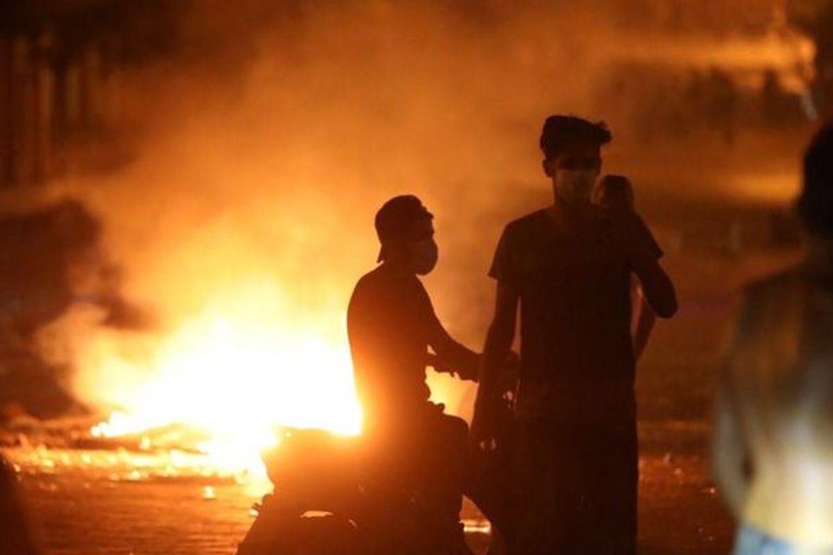 Puluhan orang melakukan protes di dekat parlemen di Beirut.