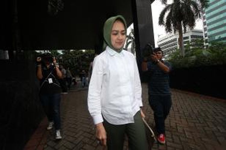 Wali Kota Tangerang Selatan, Airin Rachmi Diany kembali menjenguk suaminya, Tubagus Chairi Whardana alias Wawan, di tahanan Komisi Pemberantasan Korupsi (KPK), Jakarta, Senin (13/1/2014). Wawan ditahan KPK karena diduga terlibat dalam suap pengurusan sengketa Pilkada di Mahkamah Konstitusi yang juga melibatkan mantan Ketua MK Akil Mochtar. TRIBUNNEWS/DANY PERMANA 