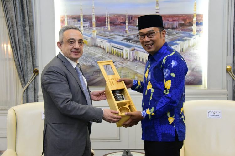 Gubernur Jawa Barat Ridwan Kamil saat menerima kunjungan kehormatan dari Duta Besar (Dubes) Georgia untuk Indonesia H.E. Irakli Asashvili di Gedung Pakuan, Kota Bandung, Selasa (6/8/19).