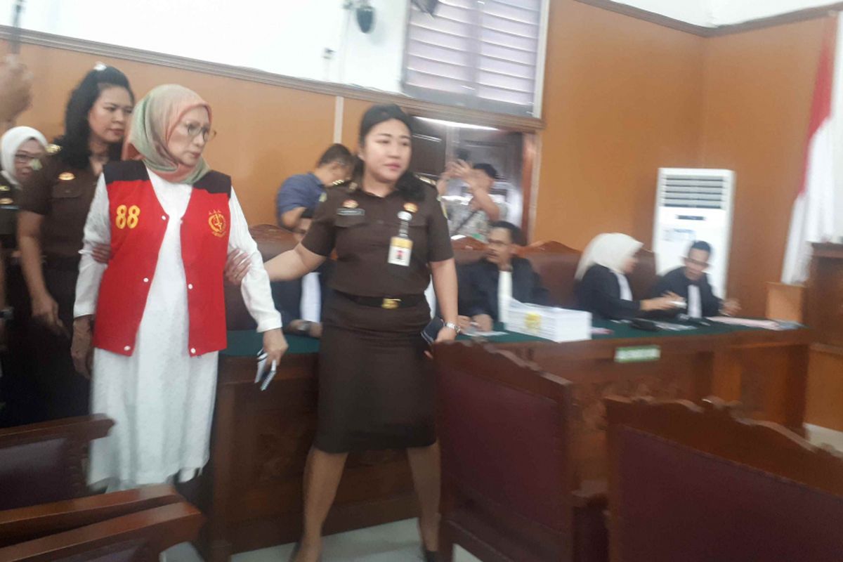 Terdakwa kasus penyebaran berita bohong atau hoaks, Ratna Sarumpaet di Ruang sidang utama, Pengadilan Negeri Jakarta Selatan, Kamis (28/2/2019). 
