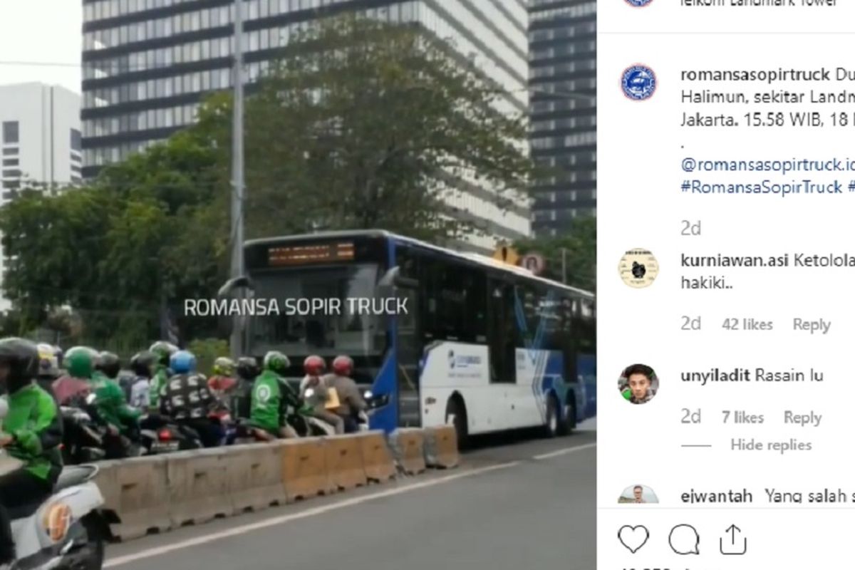 Puluhan pengendara sepeda motor melawan arus karena lari dari razia polisi di daerah Dukuh Atas, Jakarta Selatan, Senin (18/11/2019) lalu. Mereka kemudian berhadapan dengan sebuah bus transjakarta yang tidak memberi celah bagi mereka untuk kabur. Polisi lalu menilang para pengedara motor tersebut.