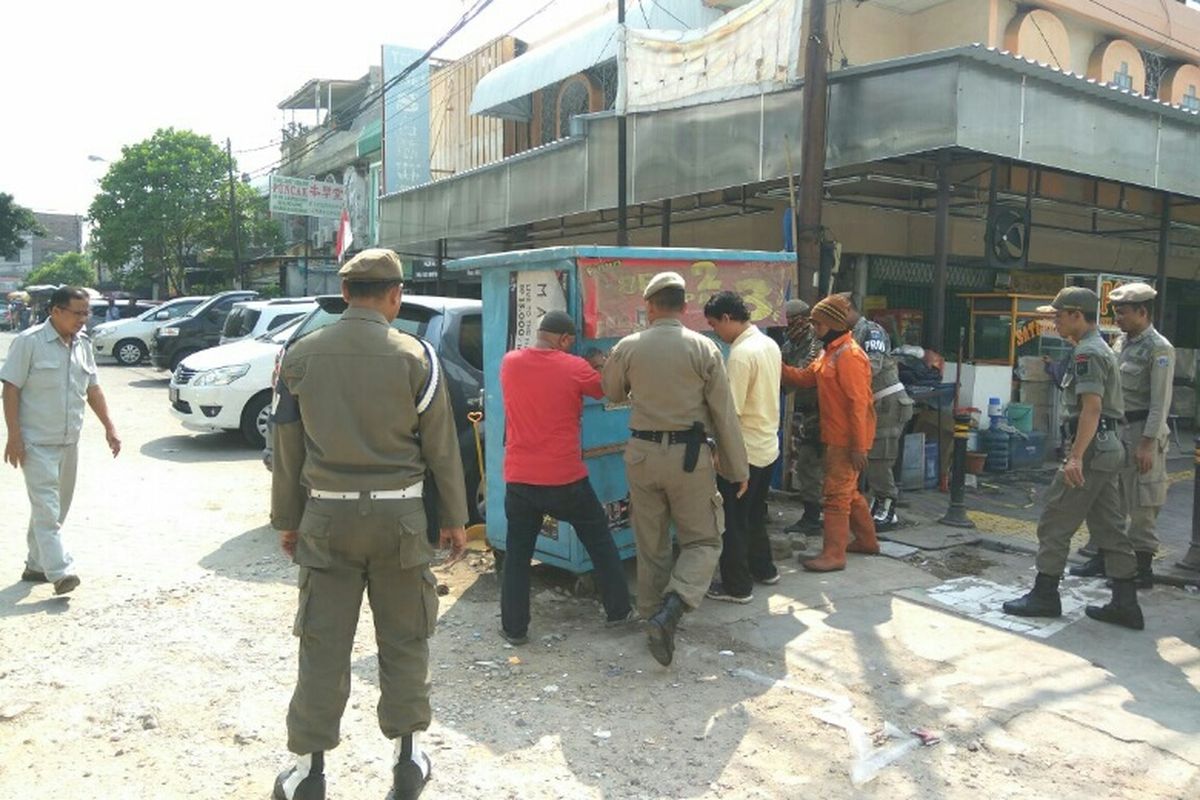 Satpol PP Jakarta Utara tertibkan trotoar di Kecamatan Penjaringan, Selasa (8/8/2017).