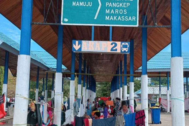 Para pengungsi terdampak banjir menempati kursi di ruang tunggu Terminal Simbuang Kabupaten Mamuju, Senin (13/6/2022)