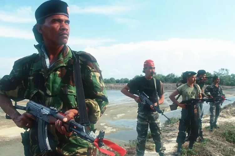 Anggota GAM mengibarkan perang menuntut pembagian lebih merata atas hasil alam di Aceh.