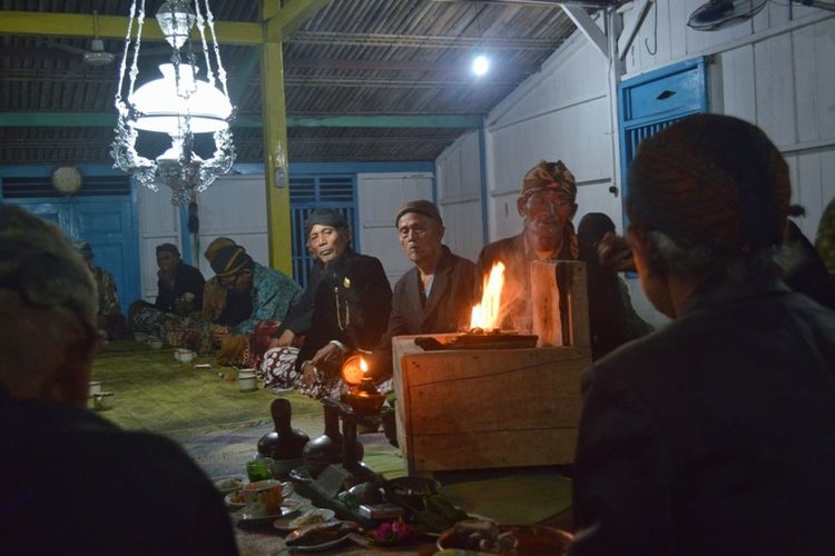 Anak putu aliran kejawen Kalikudi menggelar ritual ibadah di Pesemuan Lor, Kalikudi, Adipala, Cilacap, Jawa Tengah.