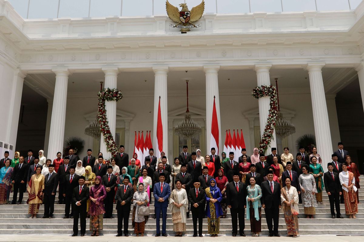 Presiden RI, Joko Widodo dan Wakil Presiden RI, Maruf Amin berfoto bersama menteri-menteri Kabinet Indonesia Maju bersama pendamping di Istana Negara, Jakarta, Rabu (23/10/2019). Presiden RI Joko Widodo mengumumkan dan melantik Menteri-menteri Kabinet Indonesia Maju.