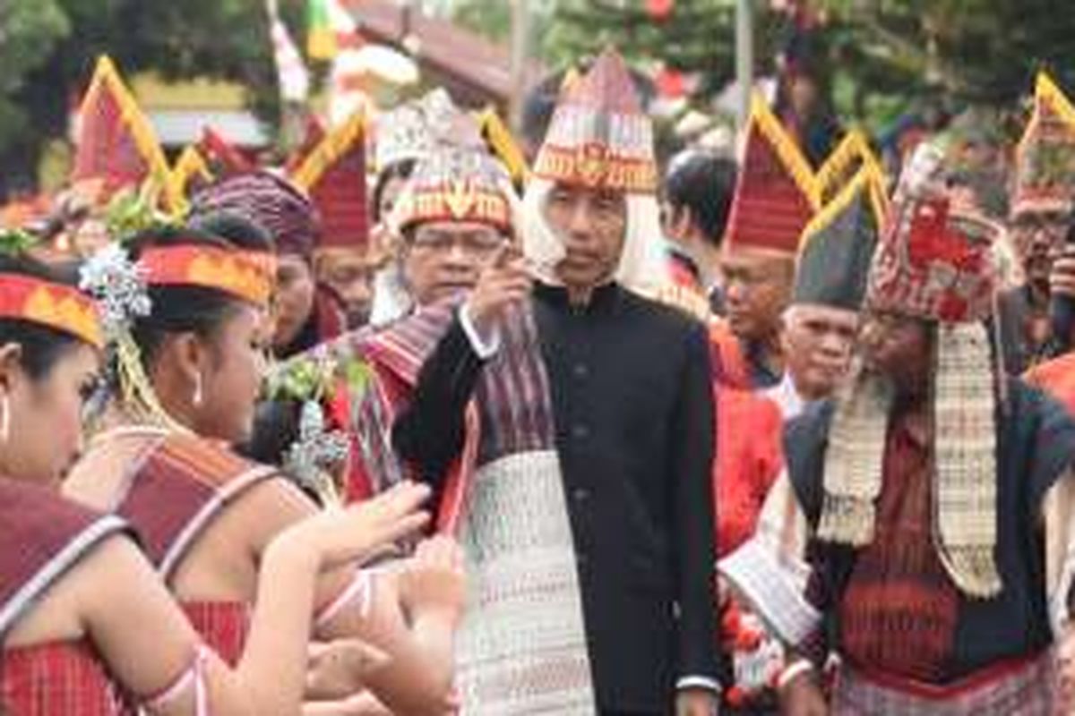 Presiden Joko Widodo (Jokowi) mengenakan pakaian adat Batak Toba (Samosir) dalam kunjungan kerja ke Sumatera Utara, Senin (22/8/2016).