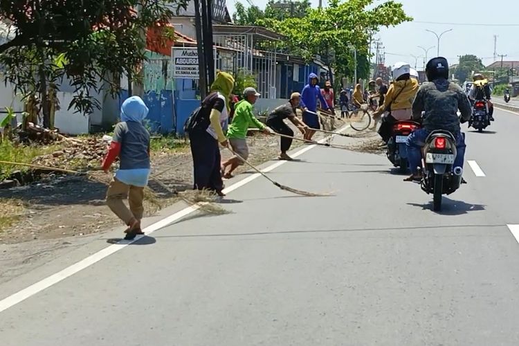 Tak Hanya Warga Lokal, Penyapu Koin dari Daerah Lain Nekat Beraksi di Jembatan Sewo Indramayu