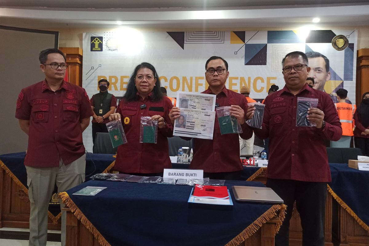 Kepala Kanwil Kemenkumham Bali, Pramella Y. Pasaribu bersama Kepala Kantor Imigrasi Kelas I TPI Denpasar Ridha Sah Putra, saat menunjukkan data dua WNA Nigeria yang menjadi buronan karena diduga terlibat jaringan pelaku penipu cinta, pada Jumat (2/8/2024). Kompas.com/ Yohanes Valdi Seriang Ginta