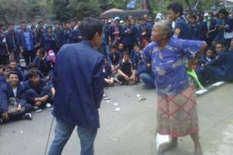 Aksi unjuk rasa ratusan mahasiswa Universitas Brawijaya Malang di halaman kantor DPRD Kota Kediri, Jawa Timur, Senin (25/11/2013), sempat tertahan oleh ulah seorang nenek.