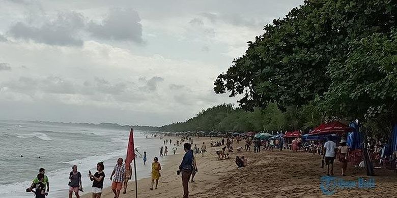 Kondisi Pantai Kuta terkini setelah ombak besar sempat naik ke daratan, Rabu (3/7/2019) 
