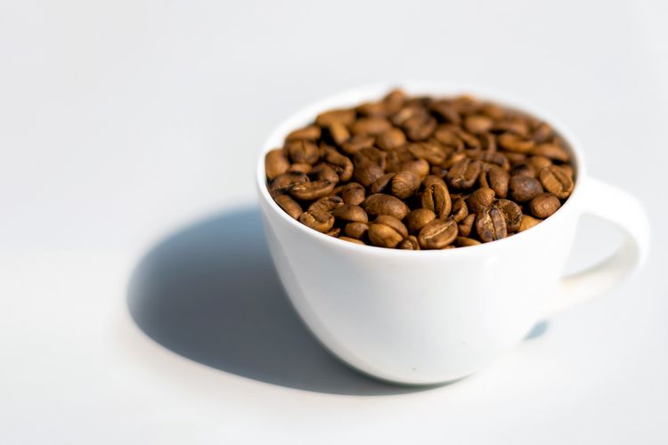 Simpan biji kopi dengan cara yang tepat agar kesegarannya tak rusak.