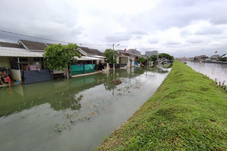 Tanggul yang memisahkan antara pemukiman warga dan Kali Leduk yang terletak di Kelurahan Gebang Raya, Kecamatan Periuk, Kota Tangerang, Banten. Tanggul itu sempat jebol sepanjang 7 meter akibat intensitas hujan tinggi pada Kamis (18/2/2021) kemarin. 
