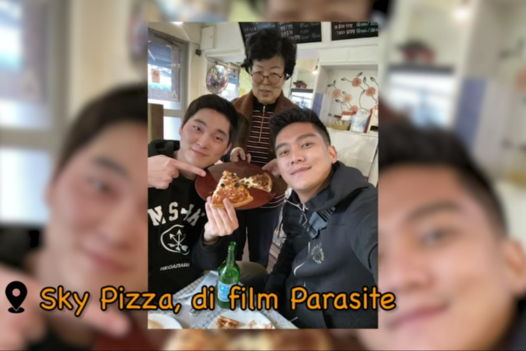 Presenter Boy William (kanan) dan YouTuber Bung Korea saat mengunjungi kios Sky Pizza yang terkenal berkat film Parasite di Korea Selatan