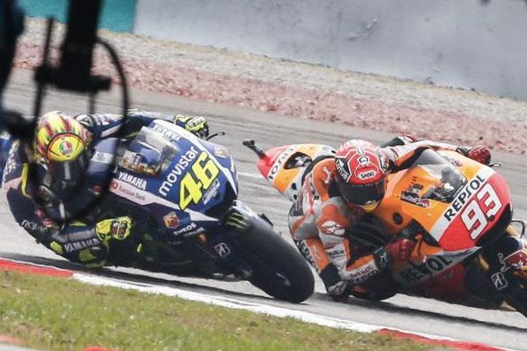 Insiden Rossi vs Marquez